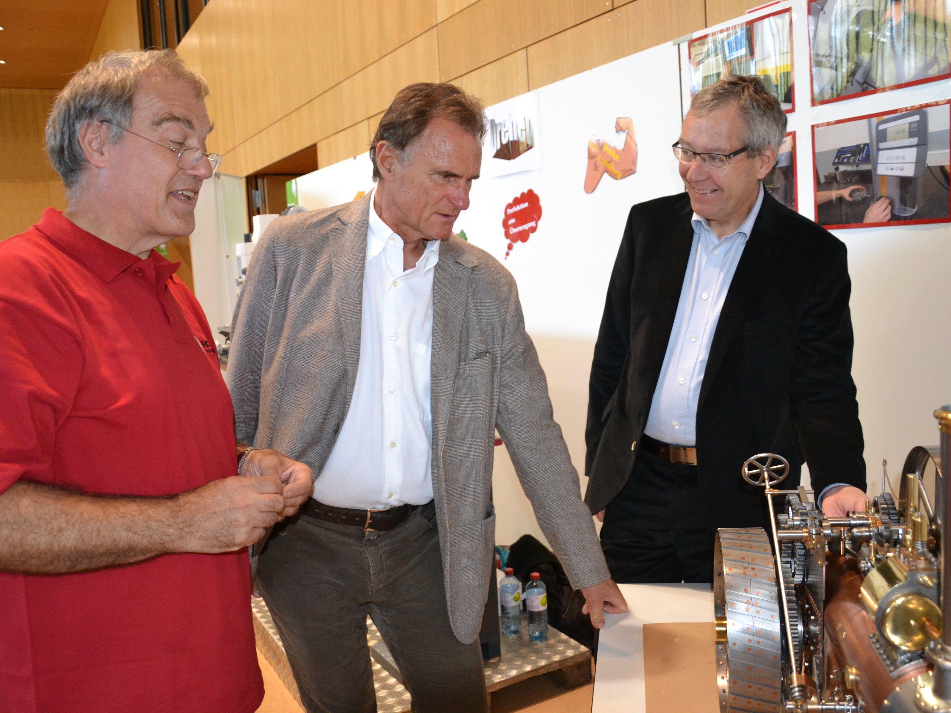 Auch WK Präsident Manfred Rein und Landesstatthalter Karlheinz Rüdisser zeigten Interesse an der Lehrlingsmesse