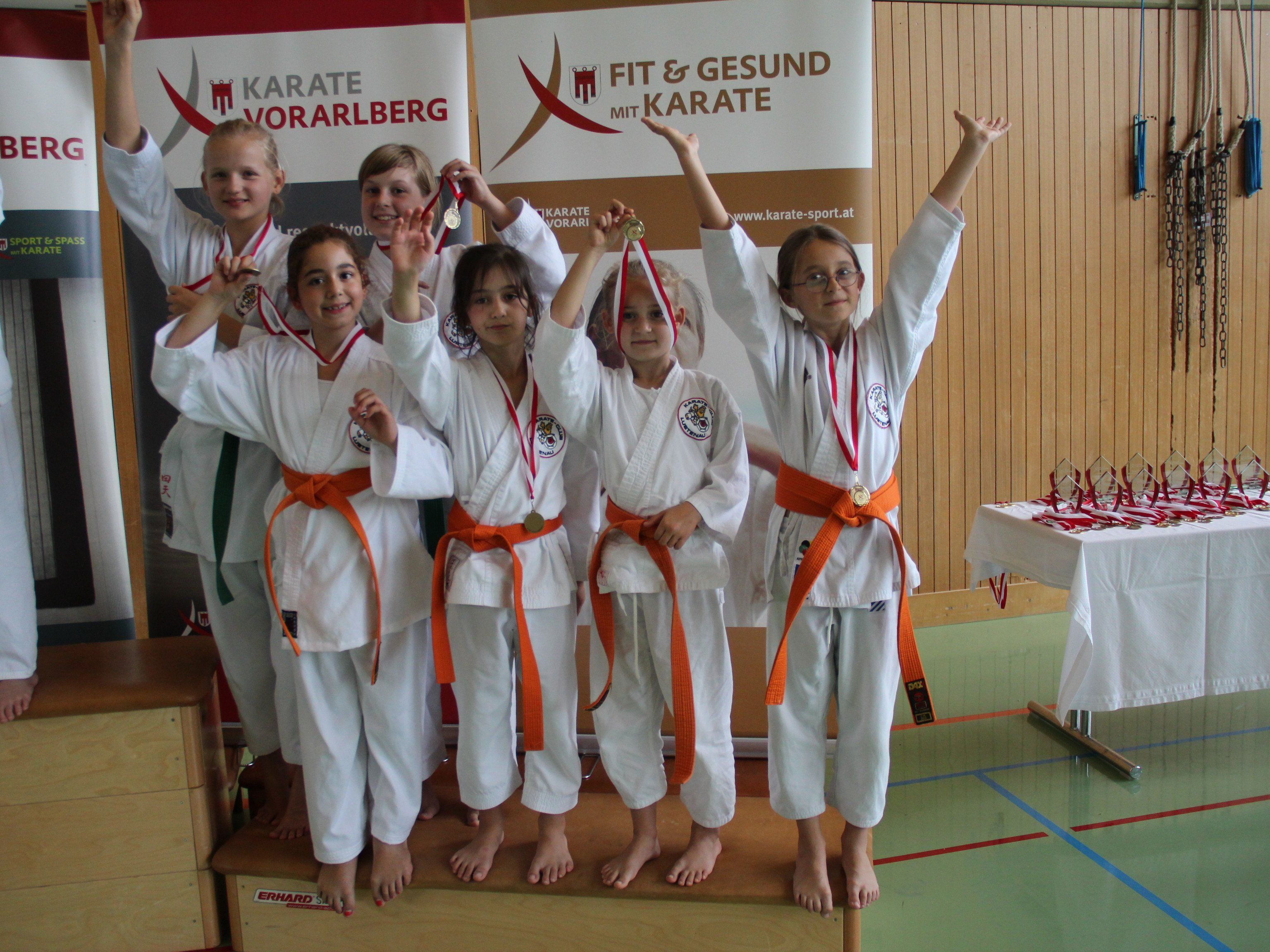 Die beiden Mädchen-Kata Teams aus Lustenau bei den Vorarlberger Landesmeisterschaften in Lauterach Die beiden Mädchen-Kata Teams aus Lustenau bei den Vorarlberger Landesmeisterschaften in Lauterach