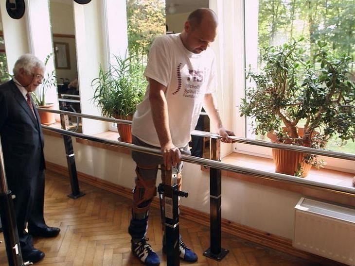 Darek Fidyka kann nun wieder langsam – aber selbstständig – laufen