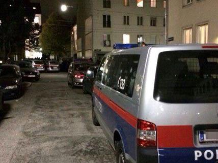 Großaufgebot der Polizei in der Nacht auf Freitag in Hetzendorf.