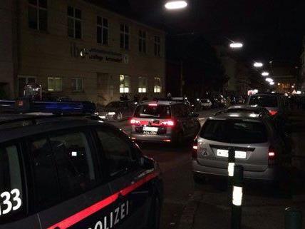 Polizeiaufgebot bei der HAK in Hetzendorf.