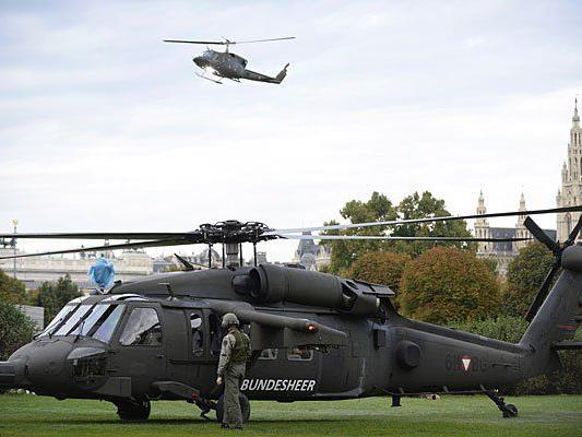 Ein Black-Hawk-Hubschrauber ist vor dem Prinz Eugen-Denkmal am Heldenplatz gelandet