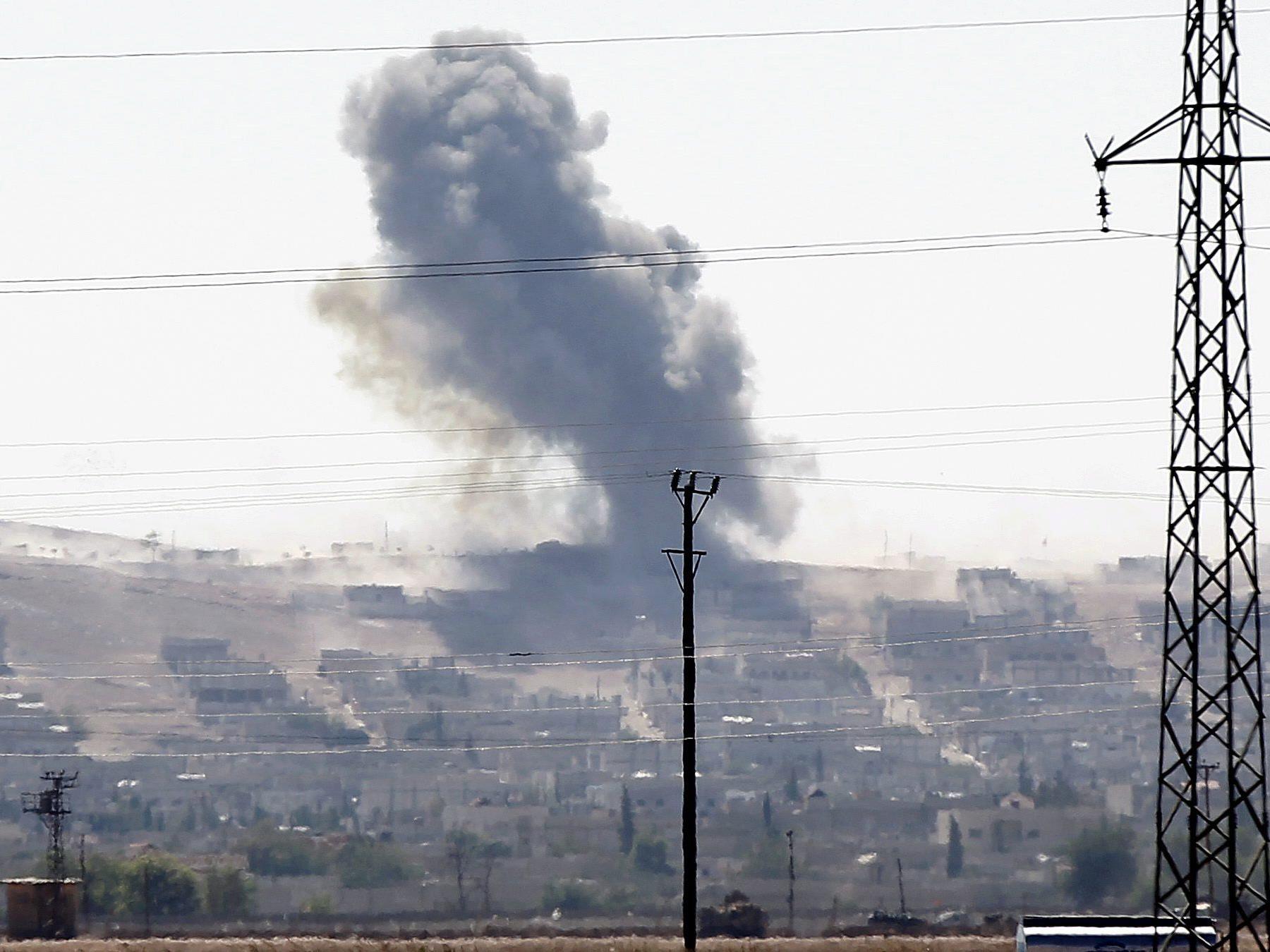 Über Kobane steigen Flammen auf