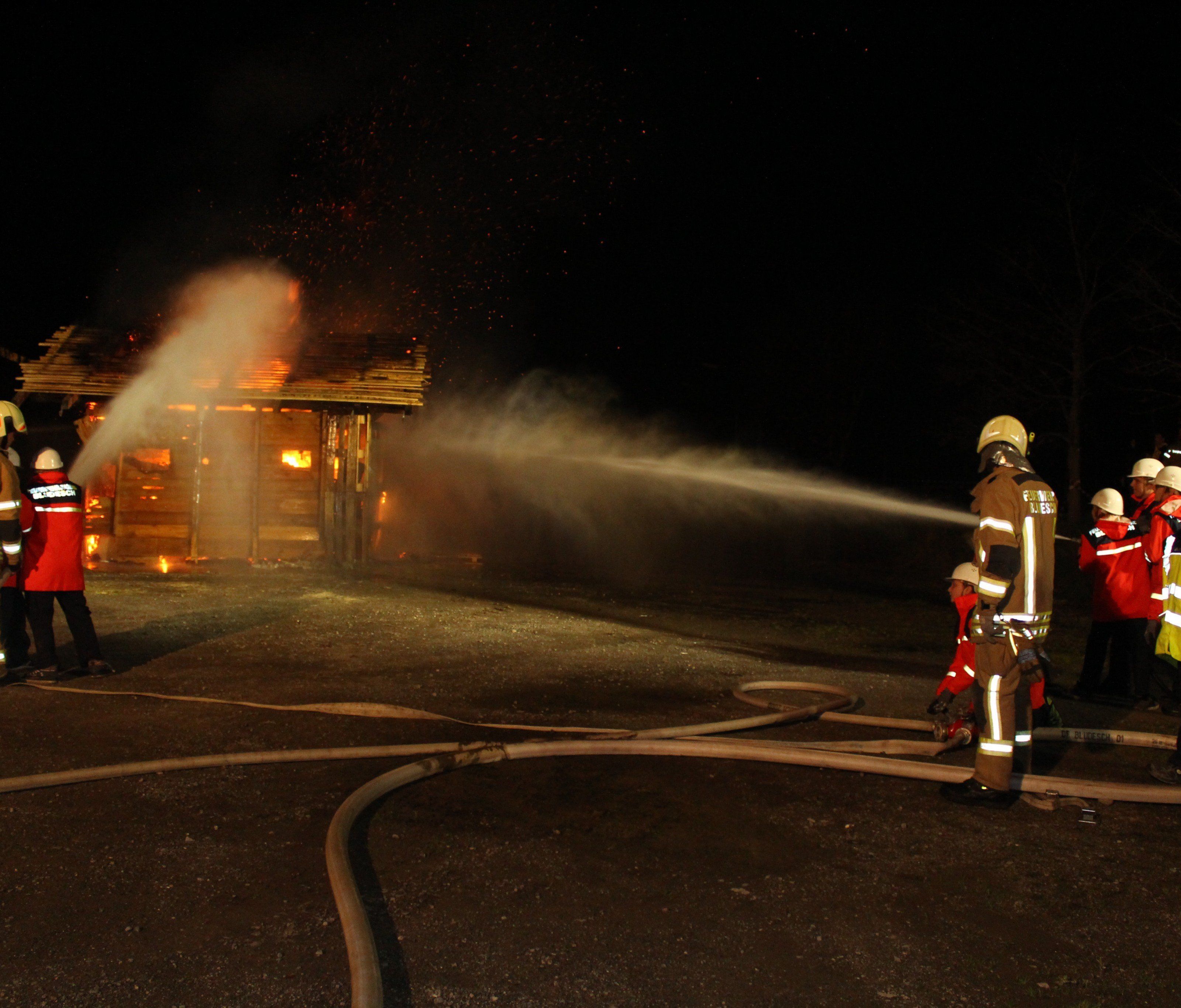 Bis in die Nacht war die Feuerwehrjugend im Einsatz. Bis in die Nacht war die Feuerwehrjugend im Einsatz.