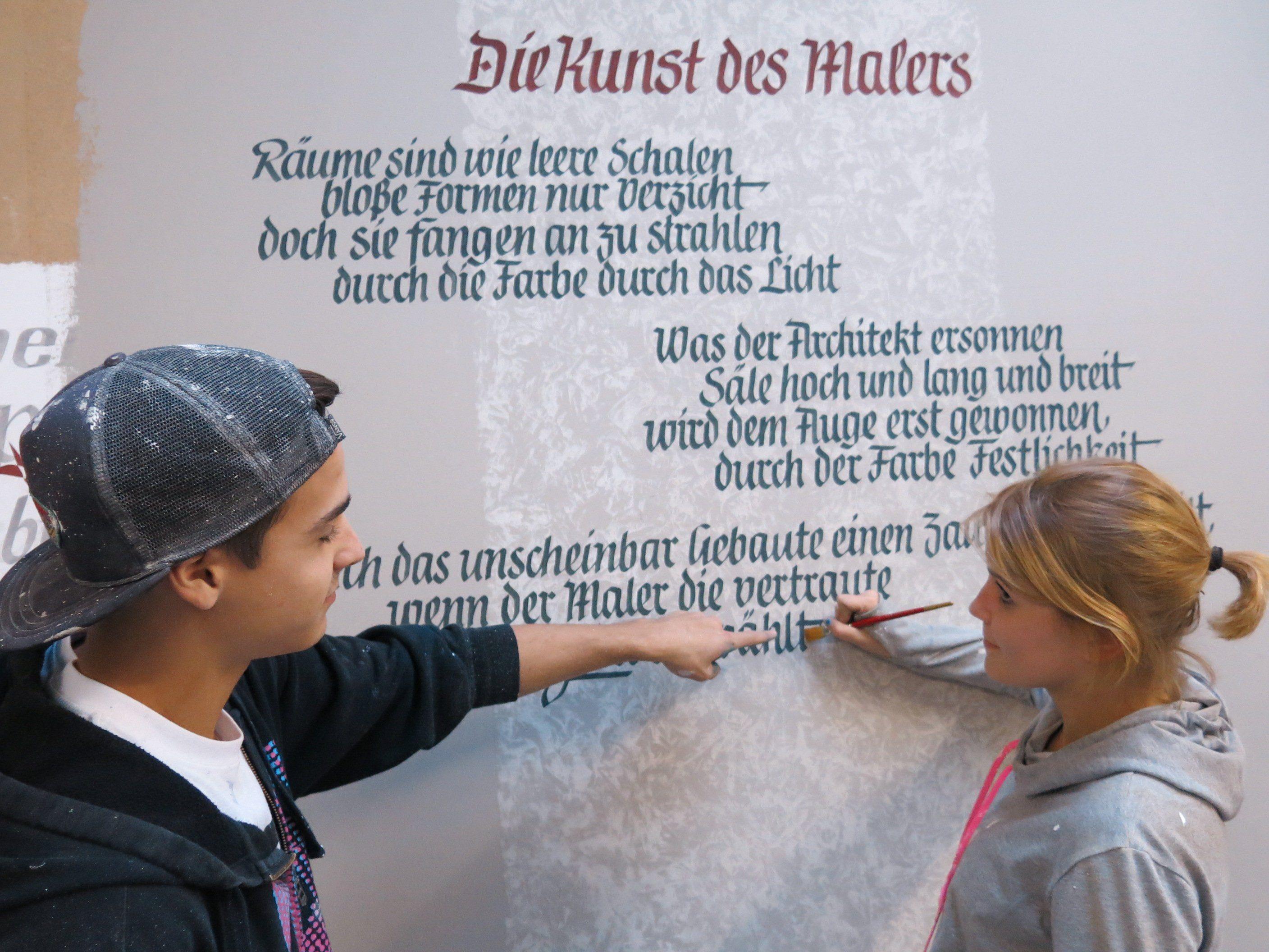 Auch Decorationsmalerei lernen Lukas und Katharina im Malerbetrieb Klocker.