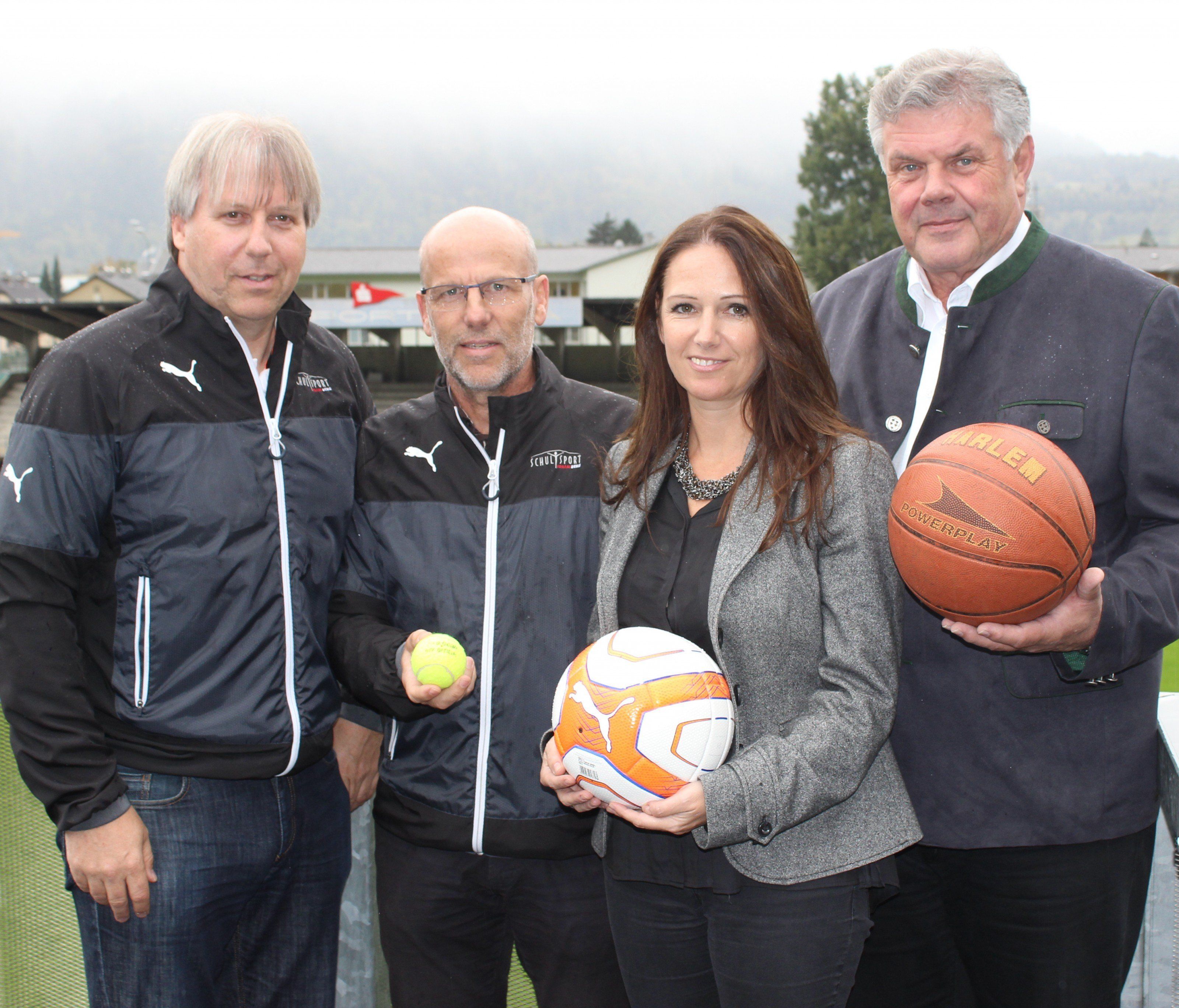 V.li.n.re.: Christoph Neyer, Conny Berchtold, Carina Gebhart und Mandi Katzenmayer vor den Bludenzer Sportzentren. V.li.n.re.: Christoph Neyer, Conny Berchtold, Carina Gebhart und Mandi Katzenmayer vor den Bludenzer Sportzentren.