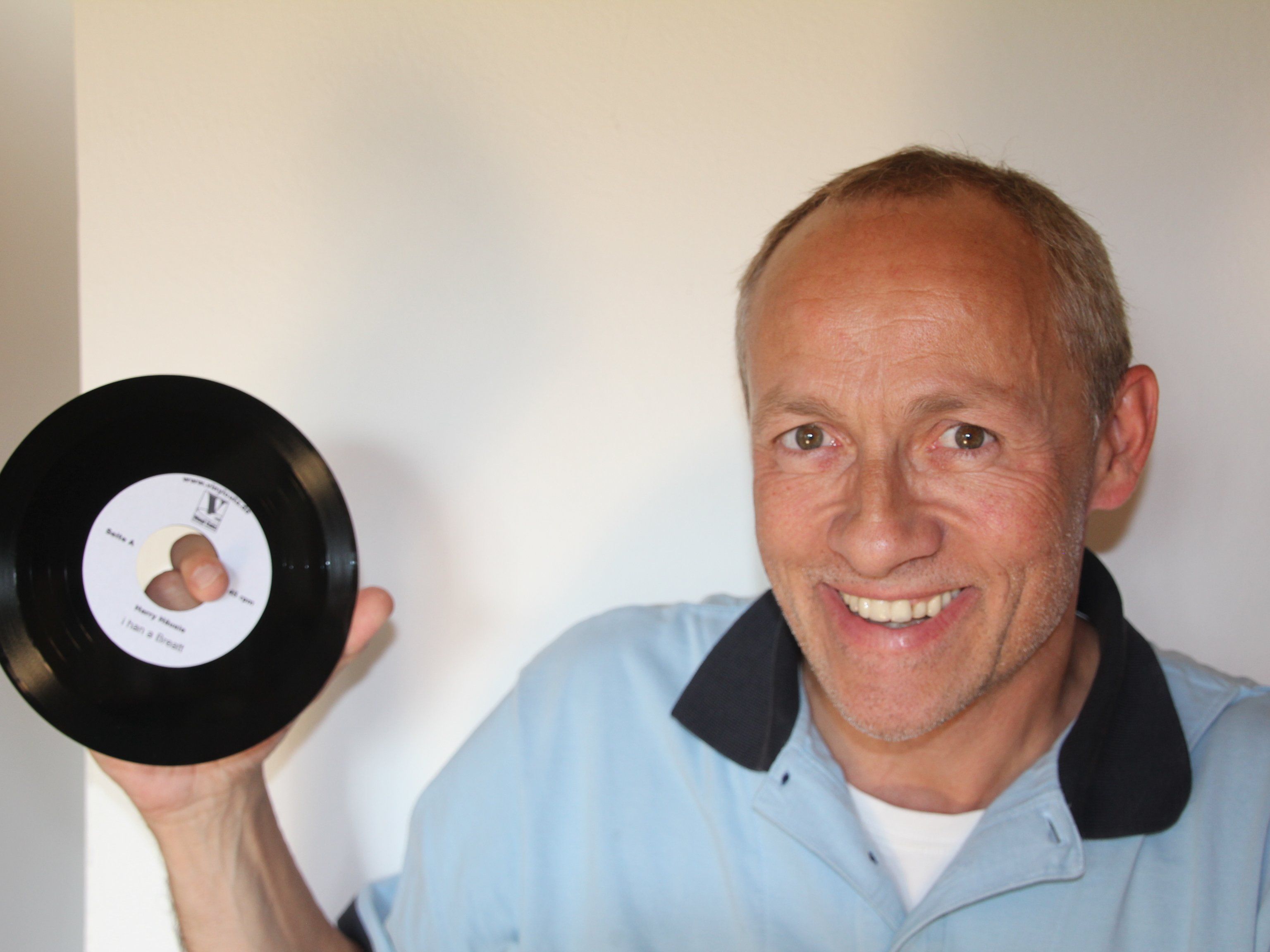 Der Rankweiler Sänger und Songschreiber Harry Häusle mit seinen Songs auf LP, die ihn besonders freut. Der Rankweiler Sänger und Songschreiber Harry Häusle mit seinen Songs auf LP, die ihn besonders freut.