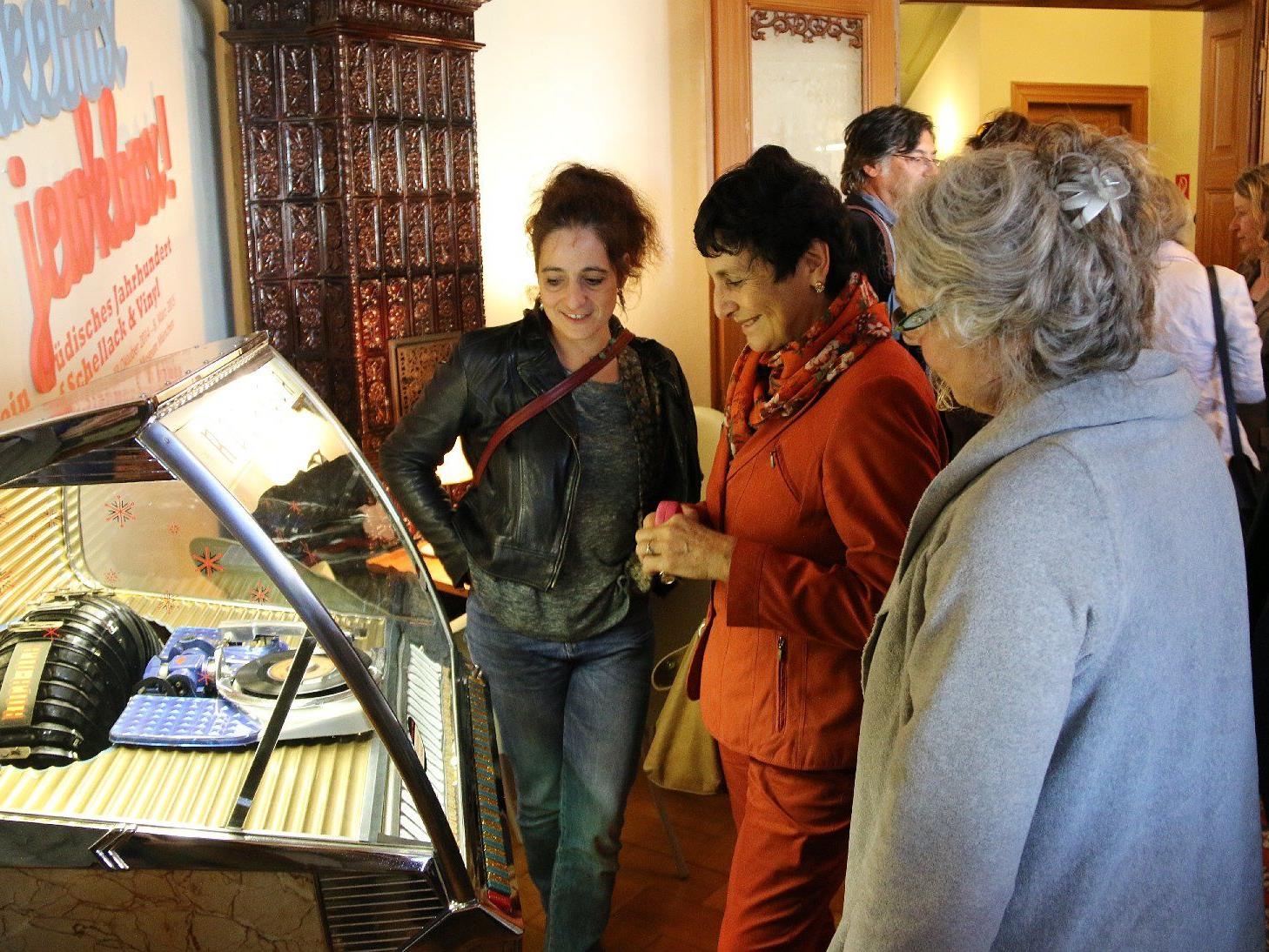 Die Jukebox aus der Sammlung Bernhard Gall fasziniert die Besucherinnen.