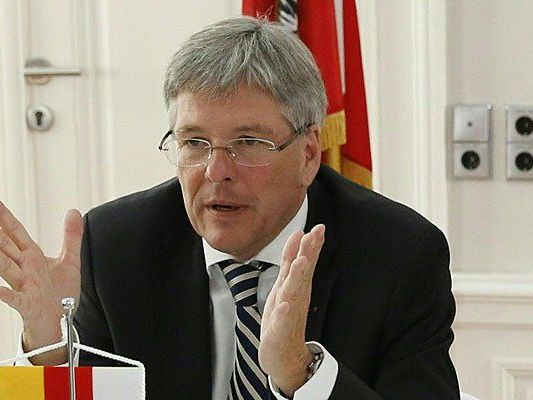 Kärntens Landeshauptmann Peter Kaiser (SPÖ) bei der außerordentlichen Sitzung der Flüchtlingsreferenten der Bundesländer am Sonntag Kärntens Landeshauptmann Peter Kaiser (SPÖ) bei der außerordentlichen Sitzung der Flüchtlingsreferenten der Bundesländer am Sonntag