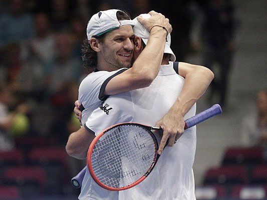 Jürgen Melzer (AUT, R) und Philipp Petzschner (GER) gewinnen gegen gegen Julian Knowle (AUT) und Andre Begemann (GER) im Finale im Doppel anl. des Erste Bank Open Tennisturniers Jürgen Melzer (AUT, R) und Philipp Petzschner (GER) gewinnen gegen gegen Julian Knowle (AUT) und Andre Begemann (GER) im Finale im Doppel anl. des Erste Bank Open Tennisturniers