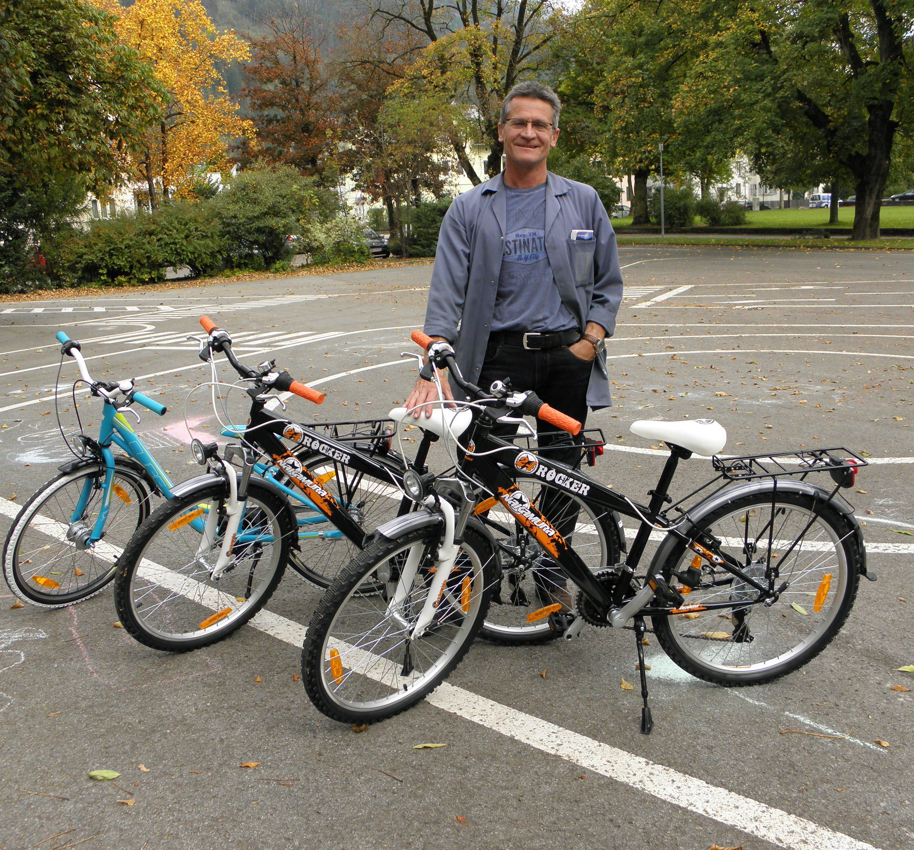 Stolz präsentiert Manfred Lampacher die neuen Fahrräder Stolz präsentiert Manfred Lampacher die neuen Fahrräder