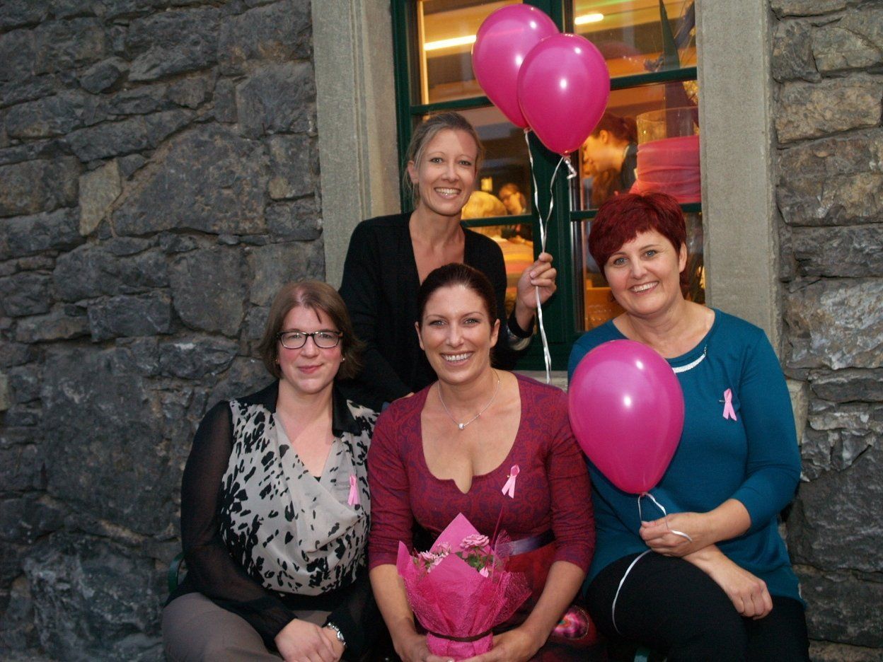 Das Team der Vorarlberger Krebshilfe mit Geschäftsführerin Lucia Wieländner, Maria Marte, Beratungsstellenleiterin Simone Bösch und Herta Mangeng bei der "Pink Ribbon Night". Das Team der Vorarlberger Krebshilfe mit Geschäftsführerin Lucia Wieländner, Maria Marte, Beratungsstellenleiterin Simone Bösch und Herta Mangeng bei der "Pink Ribbon Night".