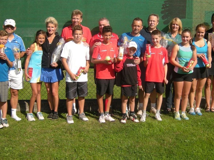 Kinder mit ihren Tennis-Paten Kinder mit ihren Tennis-Paten