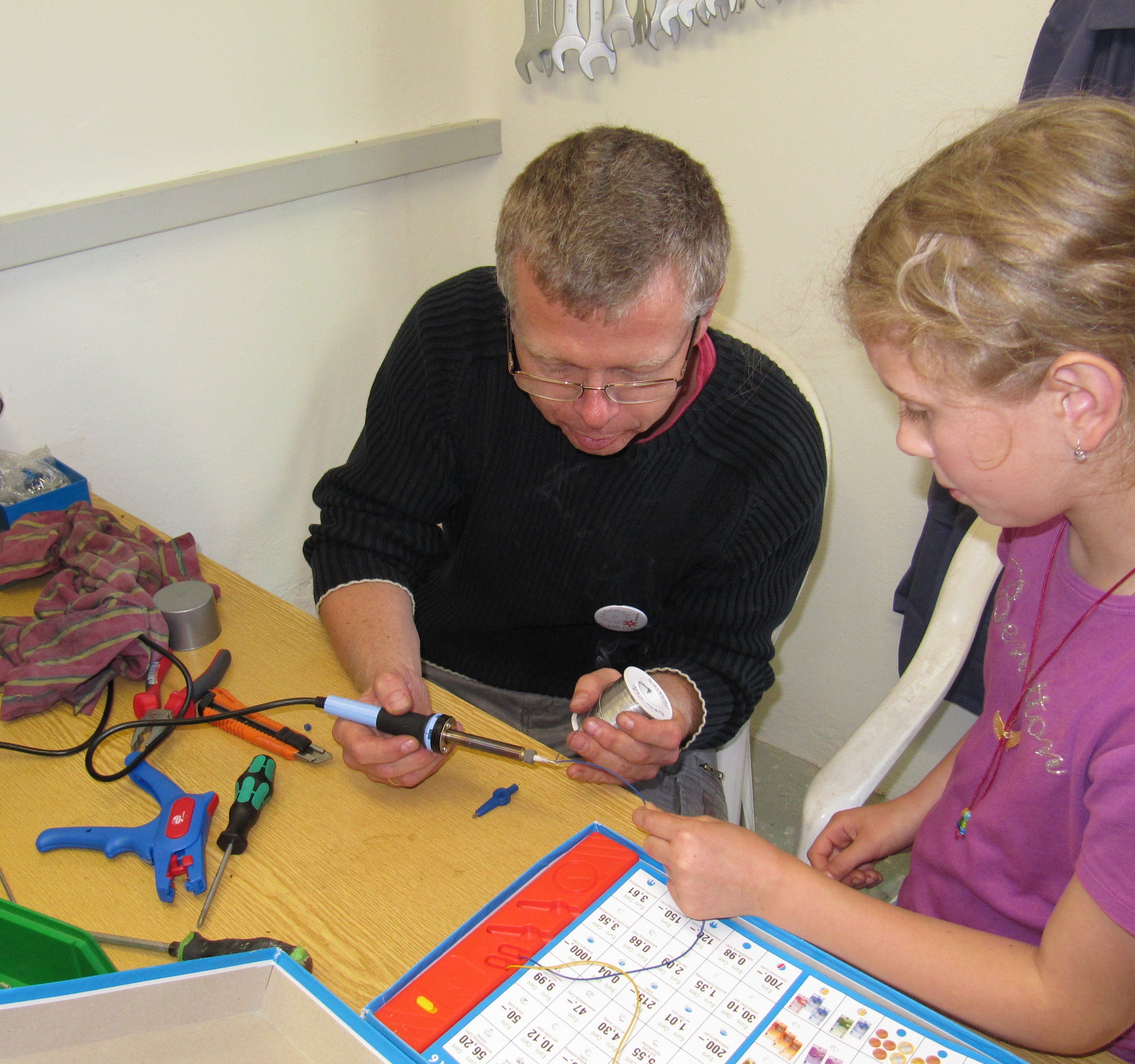 Verena aus Nenzing hilft ihr Elektrospiel zu reparieren. Verena aus Nenzing hilft ihr Elektrospiel zu reparieren.