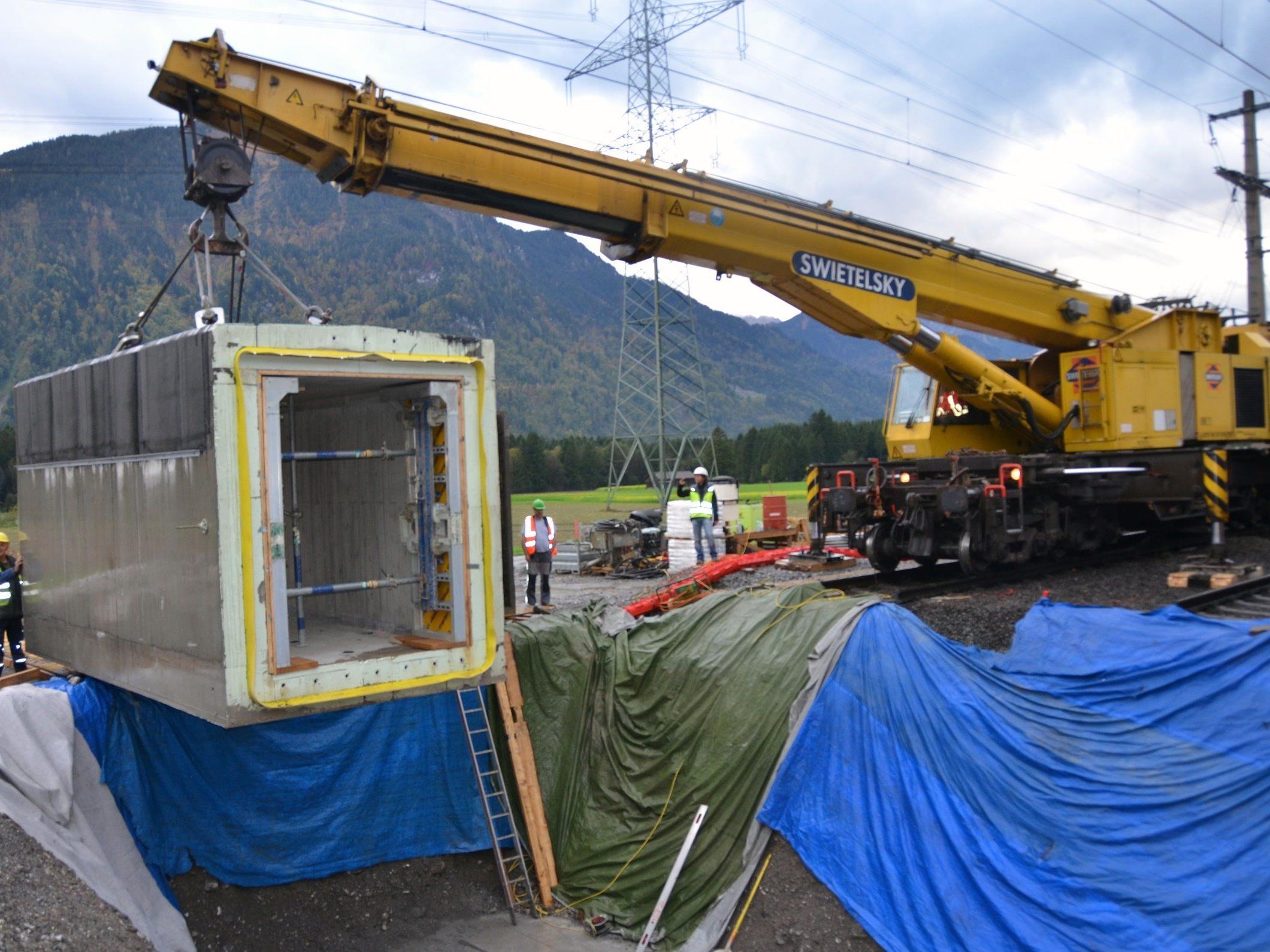 Ein riesiger Schienenkran verlegte am Bahnhof Ludesch das 68 Tonnen schwere Spezialteil punktgenau.