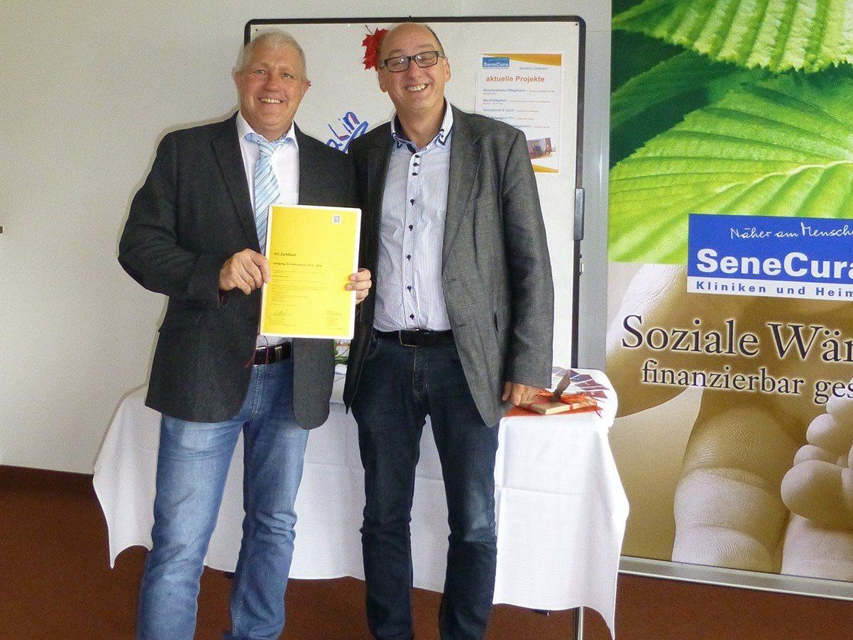 Gerhard Sinz und Wolfgang Berchtel, Regionalleiter SeneCura Vorarlberg, feiern den erfolgreichen Abschluss. Gerhard Sinz und Wolfgang Berchtel, Regionalleiter SeneCura Vorarlberg, feiern den erfolgreichen Abschluss.