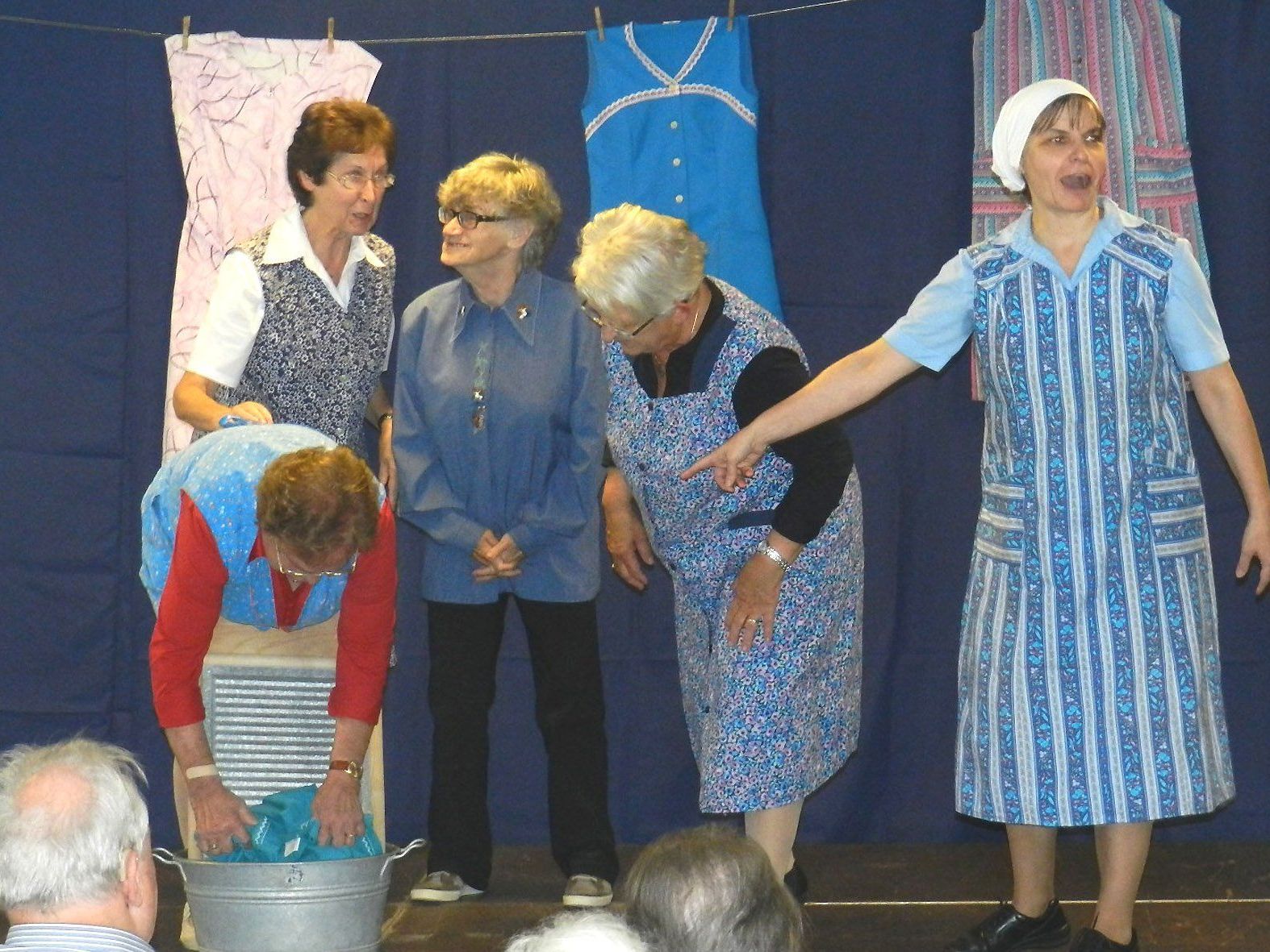 Die SeniorInnen der Theatergruppe Silberfäden zeigten vollen Einsatz bei der Aufführung des humorvollen Stücks „Alt-Kleider-Sack“ im SeneCura Laurentius-Park Bludenz. Die SeniorInnen der Theatergruppe Silberfäden zeigten vollen Einsatz bei der Aufführung des humorvollen Stücks „Alt-Kleider-Sack“ im SeneCura Laurentius-Park Bludenz.