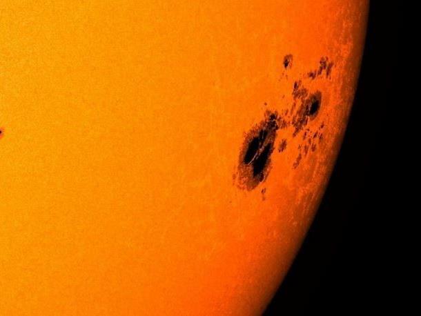 Bei Sonnenflecken handelt es sich um dunkle Stellen auf der Sonnenoberfläche