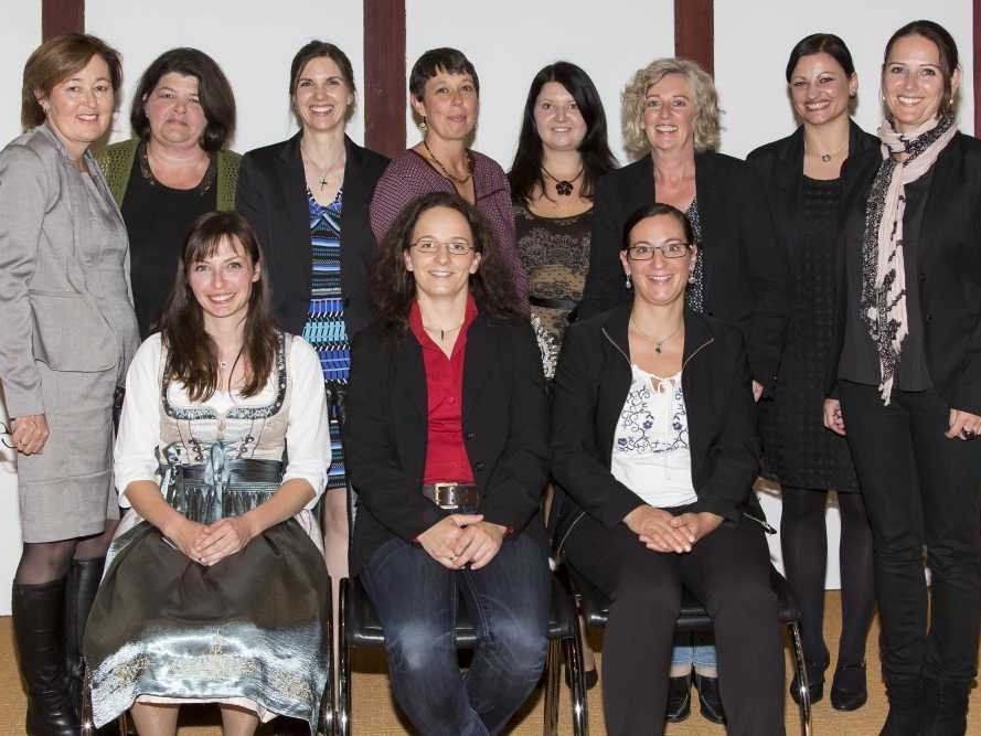 Die Absolventinnen aus Bludenz feierten ihre Zertifizierung gemeinsam mit der Geschäftsführerin der Vorarlberger Tagesmütter, Angelika Hagspiel (li), Landesrätin Katharina Wiesflecker (hi.3.v.re.) und der Bludenzer Vizebürgermeisterin Carina Gebhart (re). Die Absolventinnen aus Bludenz feierten ihre Zertifizierung gemeinsam mit der Geschäftsführerin der Vorarlberger Tagesmütter, Angelika Hagspiel (li), Landesrätin Katharina Wiesflecker (hi.3.v.re.) und der Bludenzer Vizebürgermeisterin Carina Gebhart (re).