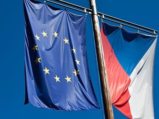 Eine tschechische Flagge wurde vor der Botschaft in Wien angezündet