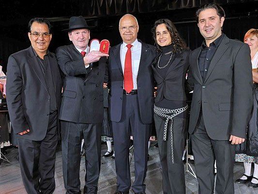 Landtagspräsident Prof. Harry Kopietz überreicht den Goldenen Rathausmann an die Wiener Tschuschenkapelle