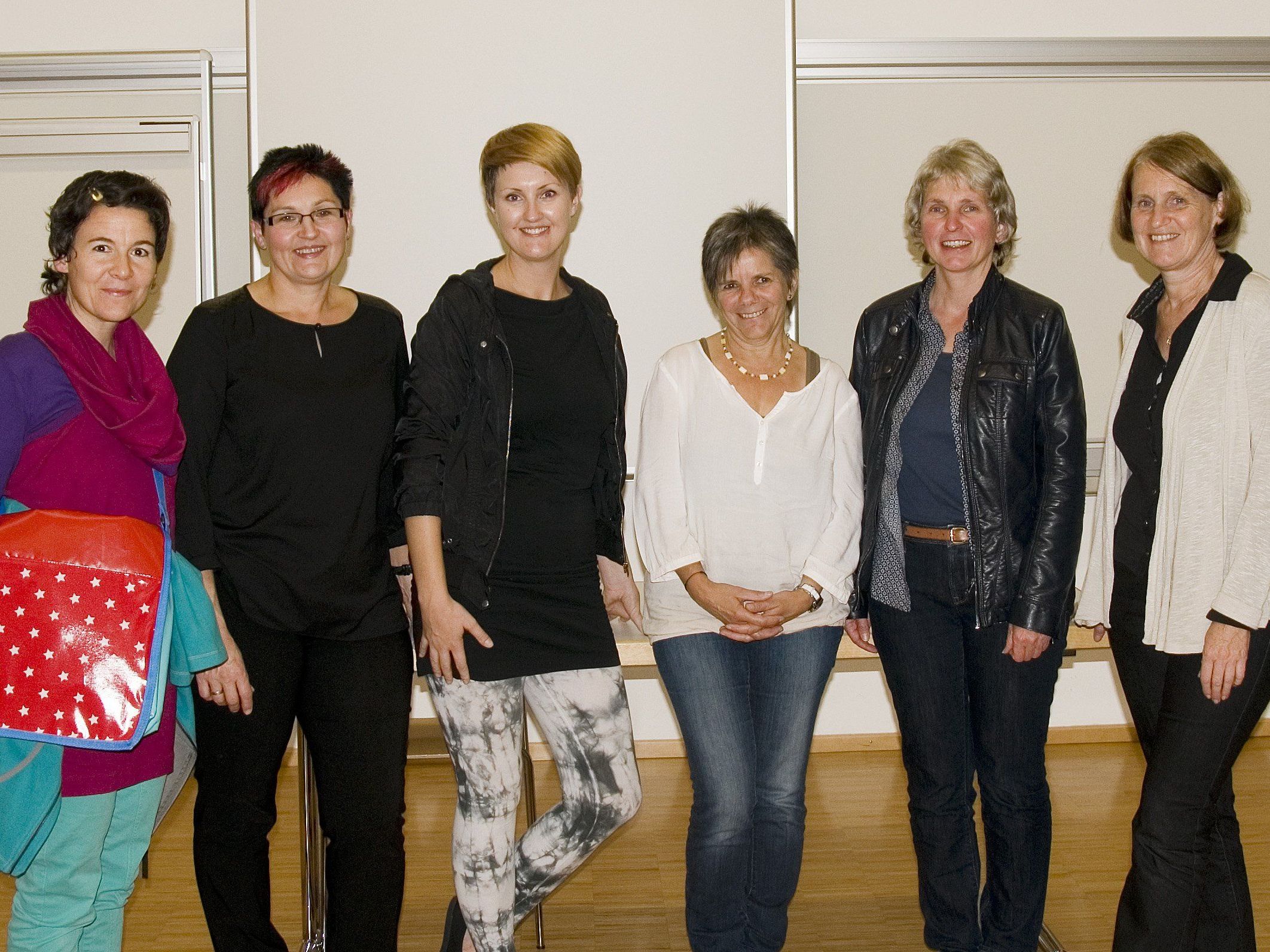 Einige Frauensprecherinnen des Bregenzerwaldes mit der ortragenden Cornelia Müller Einige Frauensprecherinnen des Bregenzerwaldes mit der ortragenden Cornelia Müller