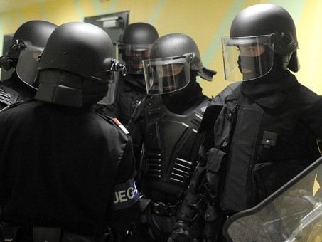 Nach der Messerattacke wurde der verdächtige von der WEGA festgenommen. Nach der Messerattacke wurde der verdächtige von der WEGA festgenommen.