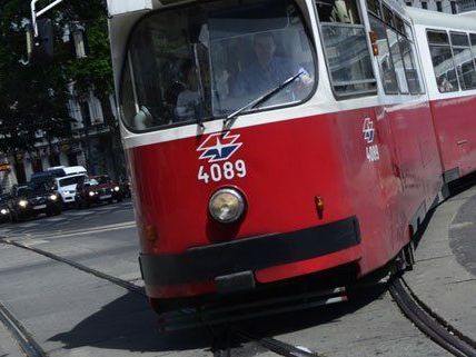 Am Joachimsthalerplatz wurde ein Straßenbahnfahrer schwer verletzt.