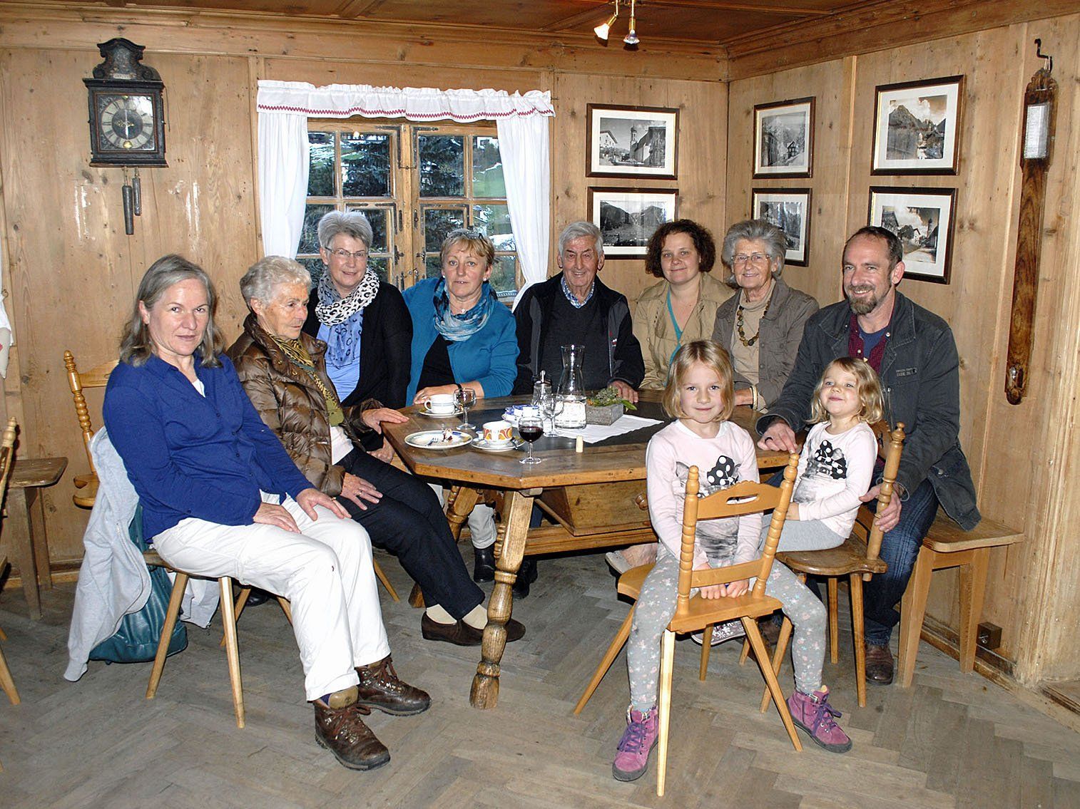 Die beiden Museumsführerinnen Marlies Kuster und Judith Biermeier (3. bzw. 4. v. l.) beim Hock mit Besuchern in der Museumsstube