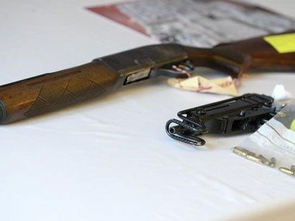 Die Polizei stellte neben den Cannabis auch zahlreiche Waffen sicher. Die Polizei stellte neben den Cannabis auch zahlreiche Waffen sicher.