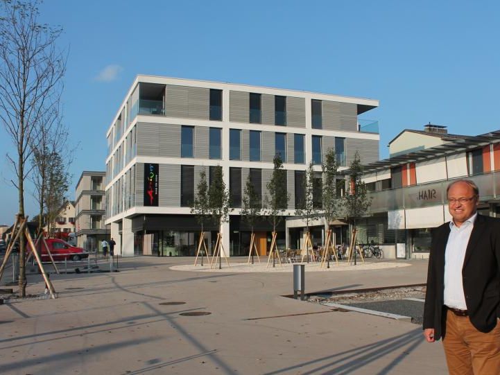 Jetzt ist der Platz offener und einladender geworden und bringt alle Voraussetzungen mit, ein echter Treffpunkt zu werden. Jetzt ist der Platz offener und einladender geworden und bringt alle Voraussetzungen mit, ein echter Treffpunkt zu werden.