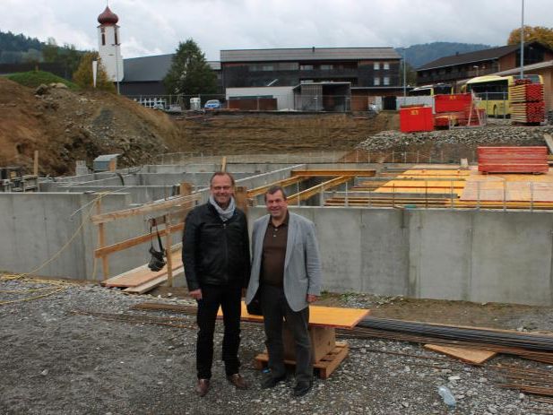 Erich Mayer und Günter Morscher präsentierten vor genau einem Jahr das Projekt „Krumbach II“ Erich Mayer und Günter Morscher präsentierten vor genau einem Jahr das Projekt „Krumbach II“