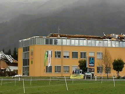 Das Dach eines Laufhauses in NÖ wurde abgedeckt.