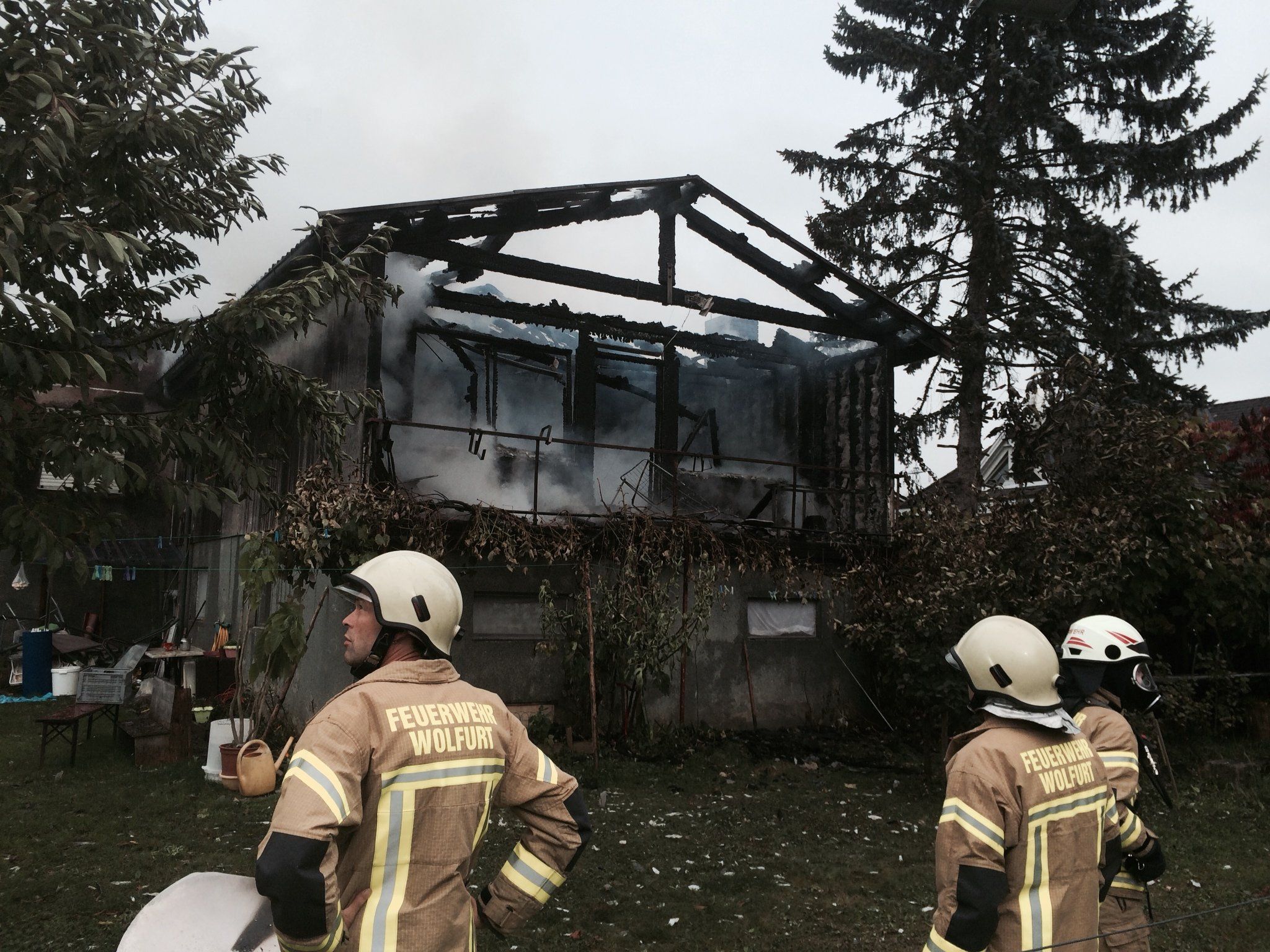 Feuerwehr hat den Brand unter Kontrolle Feuerwehr hat den Brand unter Kontrolle