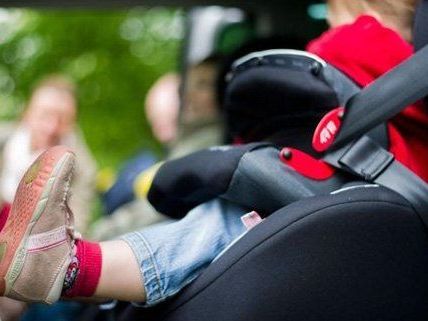 Eine Zweijährige musste aus einem Auto im 14. Bezirk befreit werden.