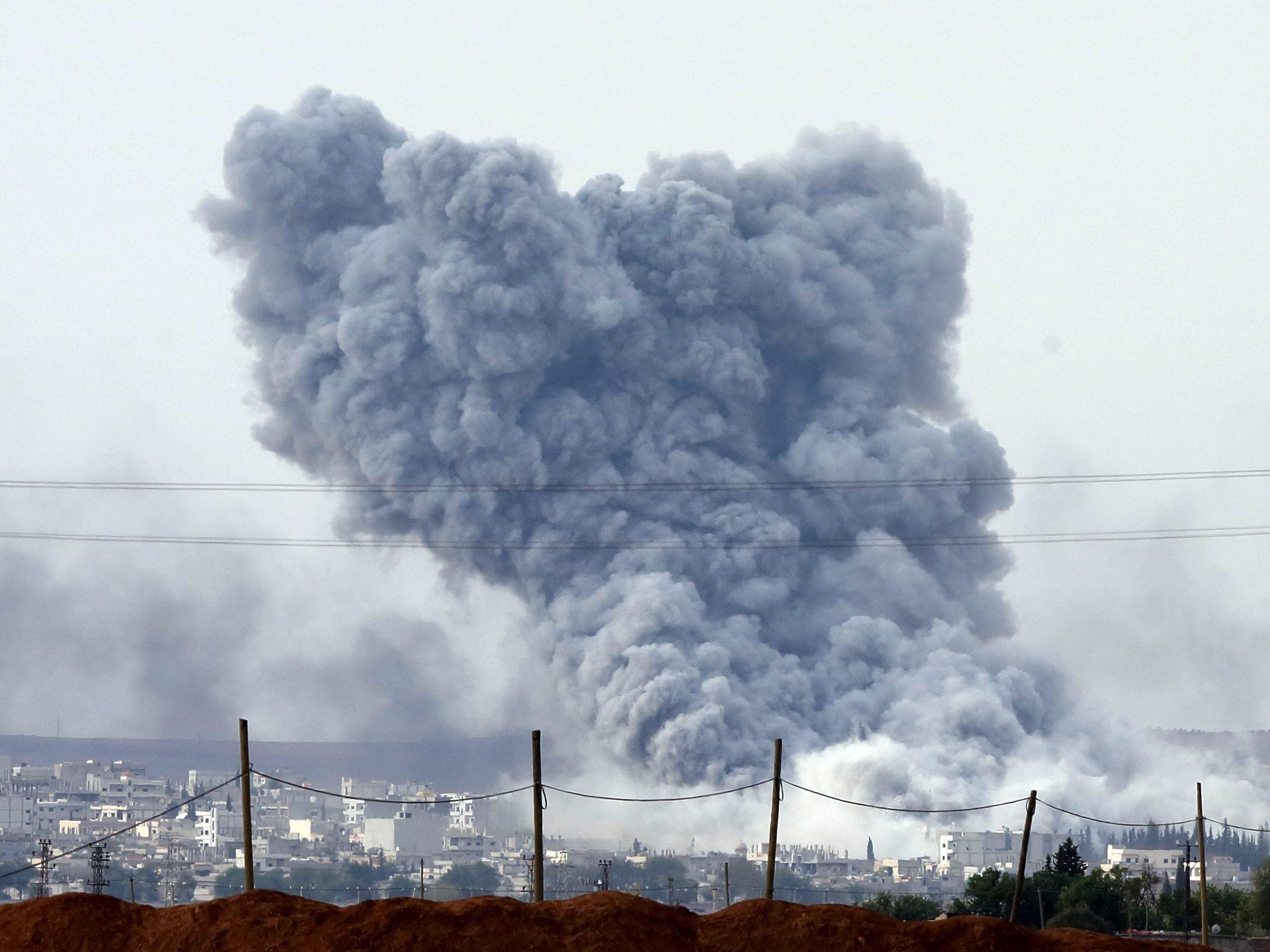 Erbitterter Kampf um Grenzstadt: Nach einem Luftangriff auf Kobane steigt Rauch in den Himmel