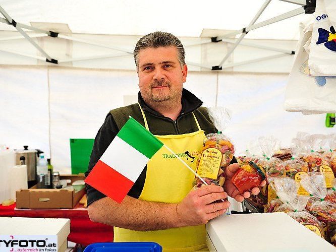 Mercato italiano: Italienischer Spezialitätenmarkt. Mercato italiano: Italienischer Spezialitätenmarkt.