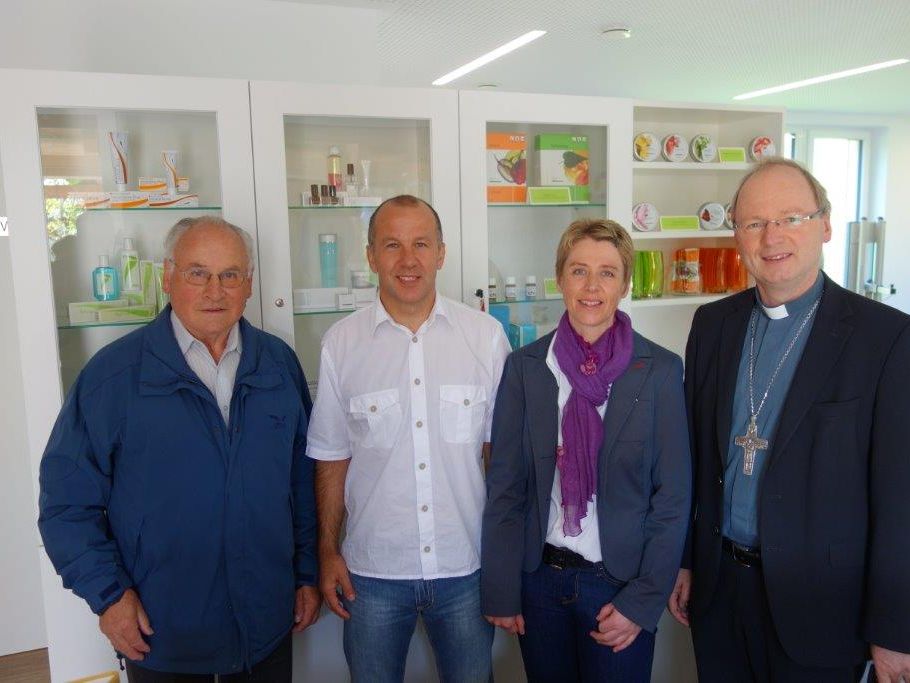 Bild v.l.n.r. Pfarrer Ehrenreich Bereuter, Andreas und Elisabeth Hammerer, Bischof Benno Elbs Bild v.l.n.r. Pfarrer Ehrenreich Bereuter, Andreas und Elisabeth Hammerer, Bischof Benno Elbs