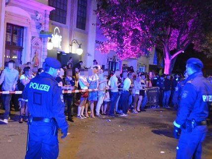 Das Gebäude wurde von der Polizei evakuiert. Das Gebäude wurde von der Polizei evakuiert.