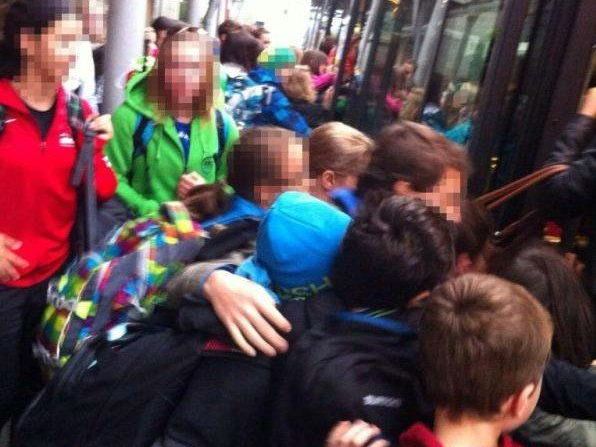 Das morgendliche Gedränge beim Einsteigen in die Schulbusse am Bahnhof Bludenz ist enorm. Das morgendliche Gedränge beim Einsteigen in die Schulbusse am Bahnhof Bludenz ist enorm.