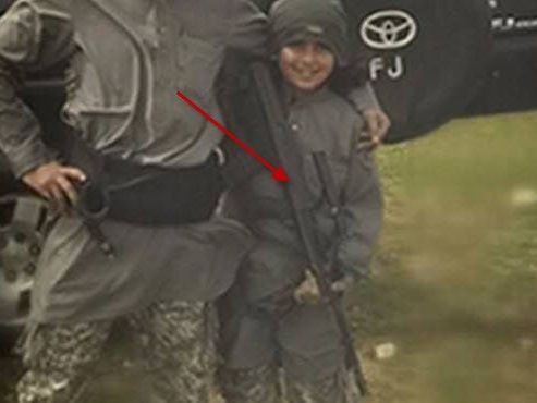 10-Jähriger mit österreichischem Sturmgewehr 10-Jähriger mit österreichischem Sturmgewehr