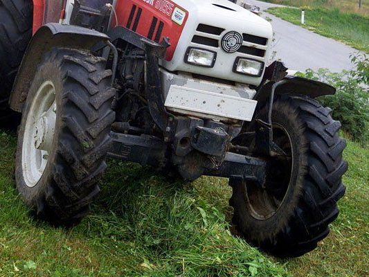 Gefährliche Situation in Lustenau: Anhänger löste sich von Traktor. Gefährliche Situation in Lustenau: Anhänger löste sich von Traktor.