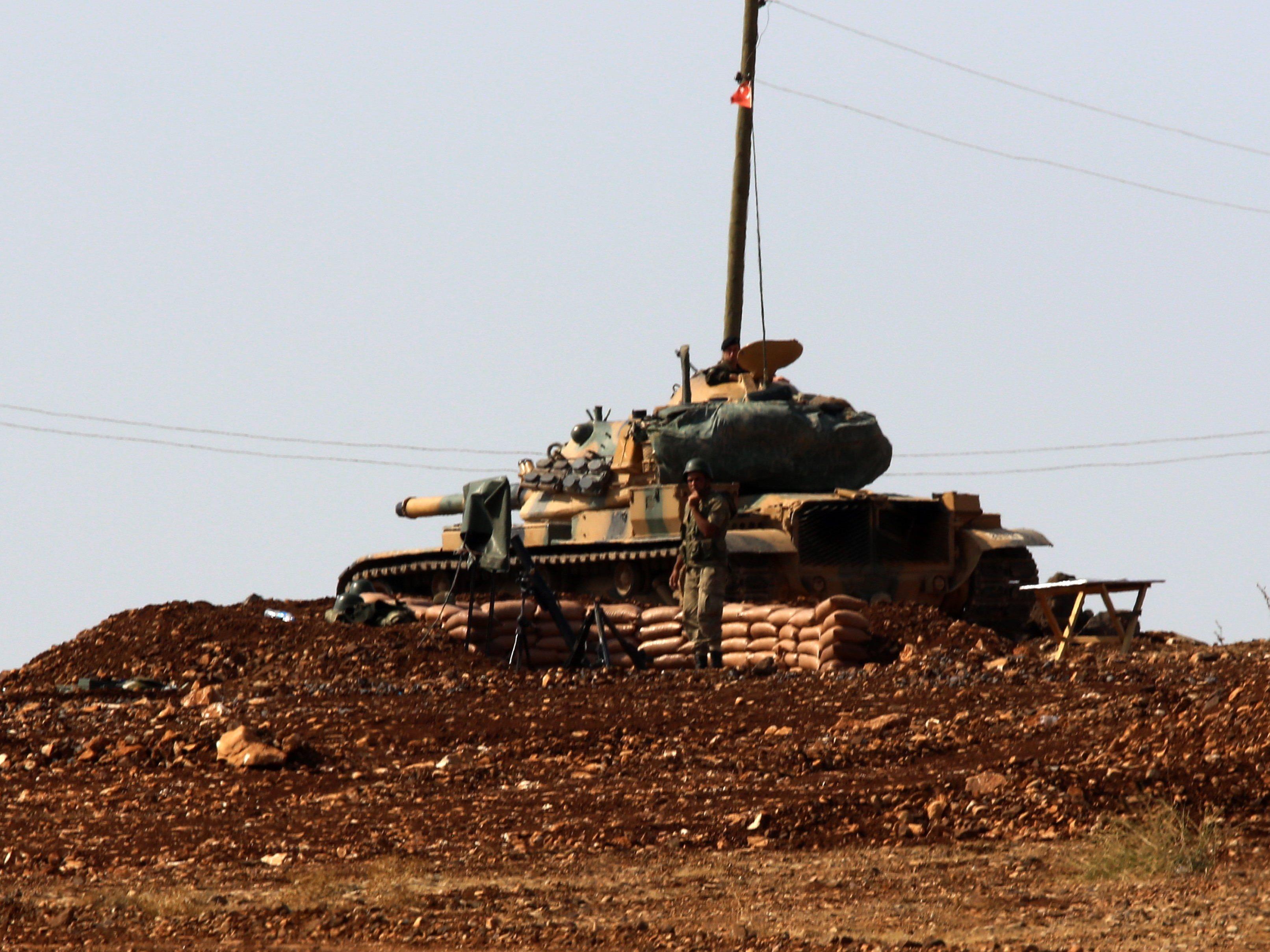 Bislang stehen die türkischen Panzer an der Grenze zu Syrien und dem Irak. Das könnte sich nun ändern.
