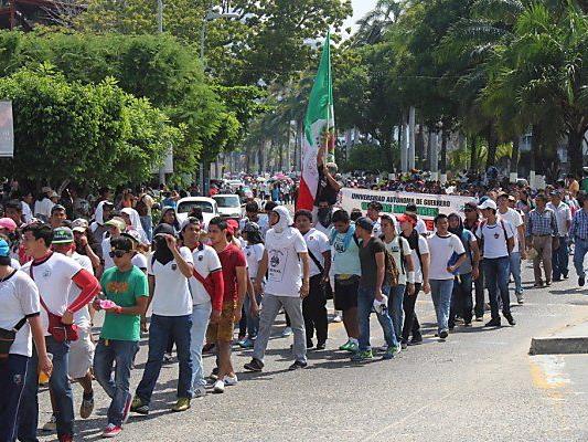 Demonstranten marschieren durch Mexiko