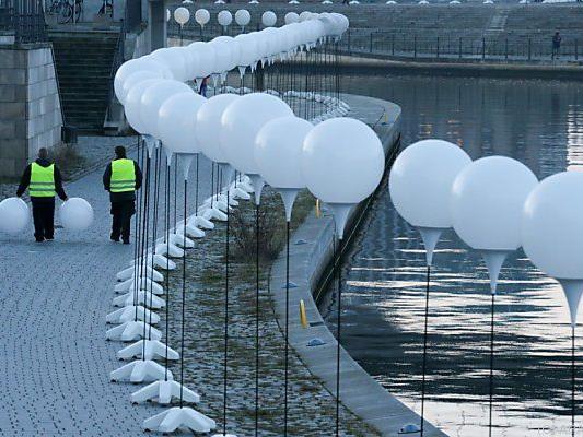 Ballone schmücken den ehemaligen Verlauf der Mauer