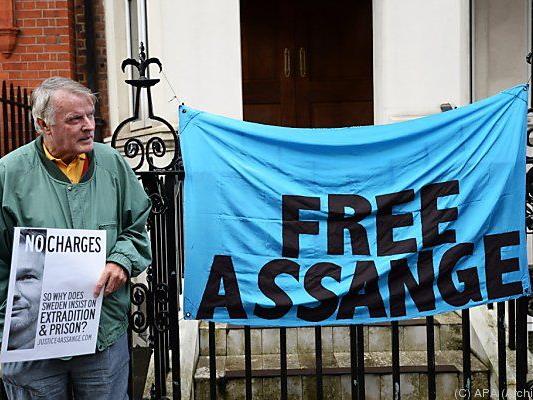 Assange hält sich weiter in London auf