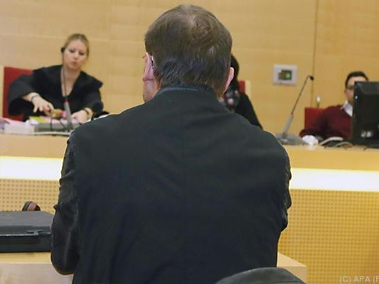 Unter anderem wegen Brandstiftung angeklagt Unter anderem wegen Brandstiftung angeklagt
