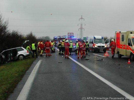 Die Unfallautos wurden in den Graben geschleudert Die Unfallautos wurden in den Graben geschleudert