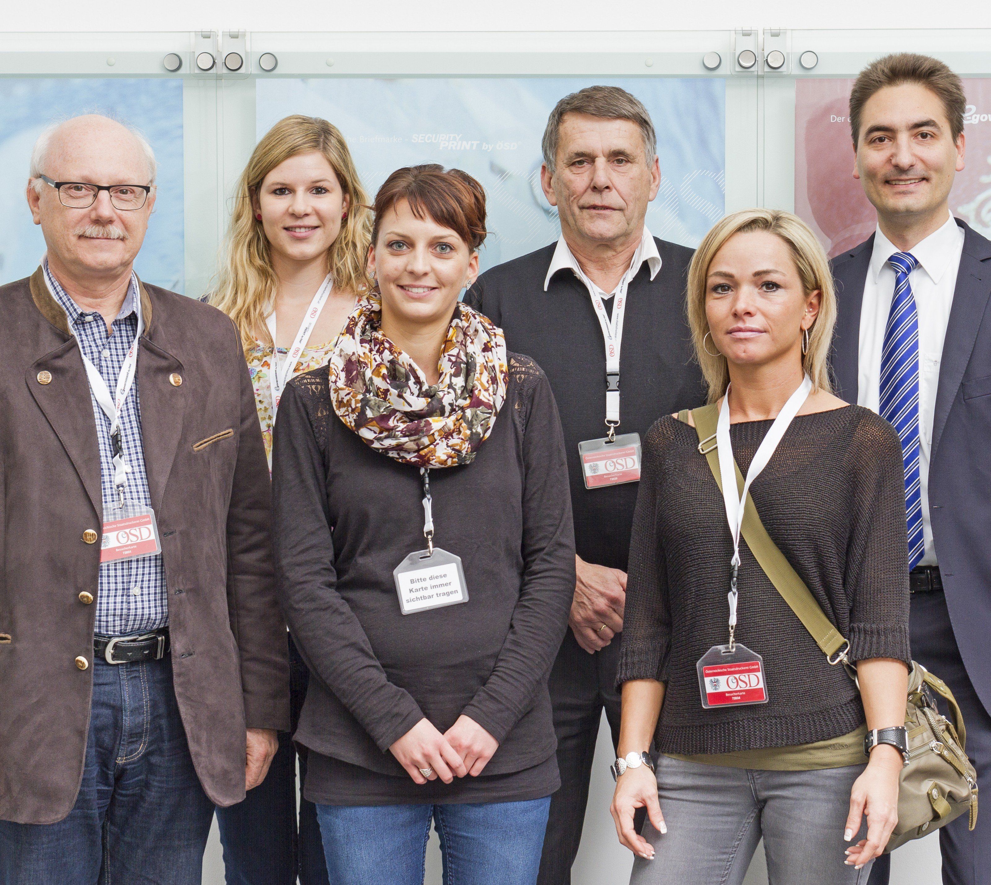 Hintere Reihe von l.n.r.: Christina Spanner (Passstellenleitung BH Feldkirch), Dr. Berndt Salomon (Bezirkshauptmann BH Feldkirch), Mag. (FH) Paul Klein (Österreichische Staatsdruckerei) Vordere Reihe von l.n.r.: Dr. Johannes Nöbl (Bezirkshauptmann BH Bludenz), Bianca Schöpf (Passstellenleitung BH Feldkirch), Kerstin Dridi-Ebinger (Passstellenleiterin MBA 10) Hintere Reihe von l.n.r.: Christina Spanner (Passstellenleitung BH Feldkirch), Dr. Berndt Salomon (Bezirkshauptmann BH Feldkirch), Mag. (FH) Paul Klein (Österreichische Staatsdruckerei) Vordere Reihe von l.n.r.: Dr. Johannes Nöbl (Bezirkshauptmann BH Bludenz), Bianca Schöpf (Passstellenleitung BH Feldkirch), Kerstin Dridi-Ebinger (Passstellenleiterin MBA 10)