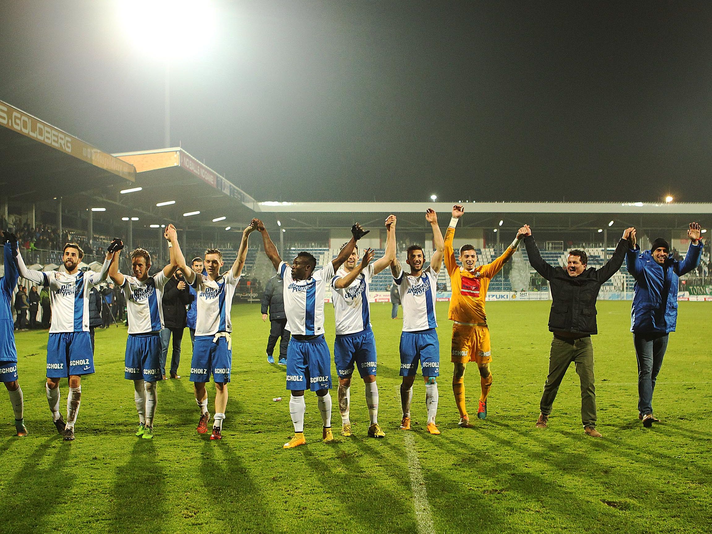 Mannschaft und Trainerteam des SV Grödig lassen sich nach dem 3:1-Erfolg über Rapid feiern. Mannschaft und Trainerteam des SV Grödig lassen sich nach dem 3:1-Erfolg über Rapid feiern.